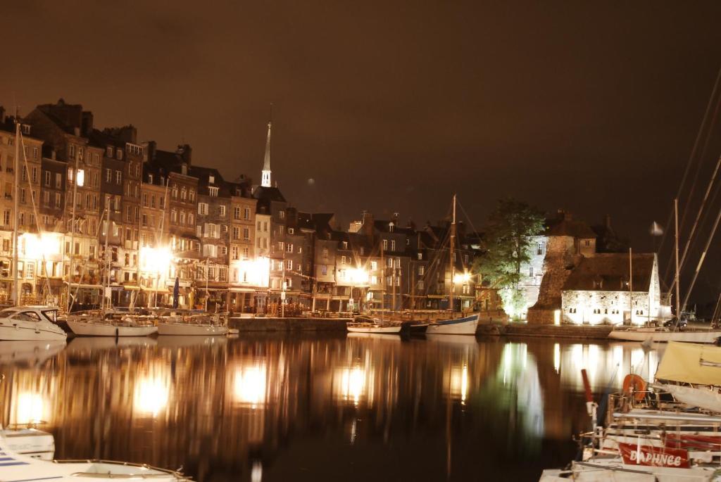 Chez Fifille Appartement Dans Honfleur Parking Prive Exterior foto